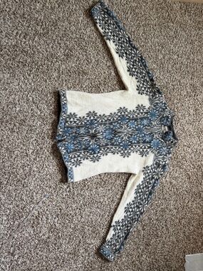 Intiwara Zip Cardigan with Blue & Gray Snowflake Pattern